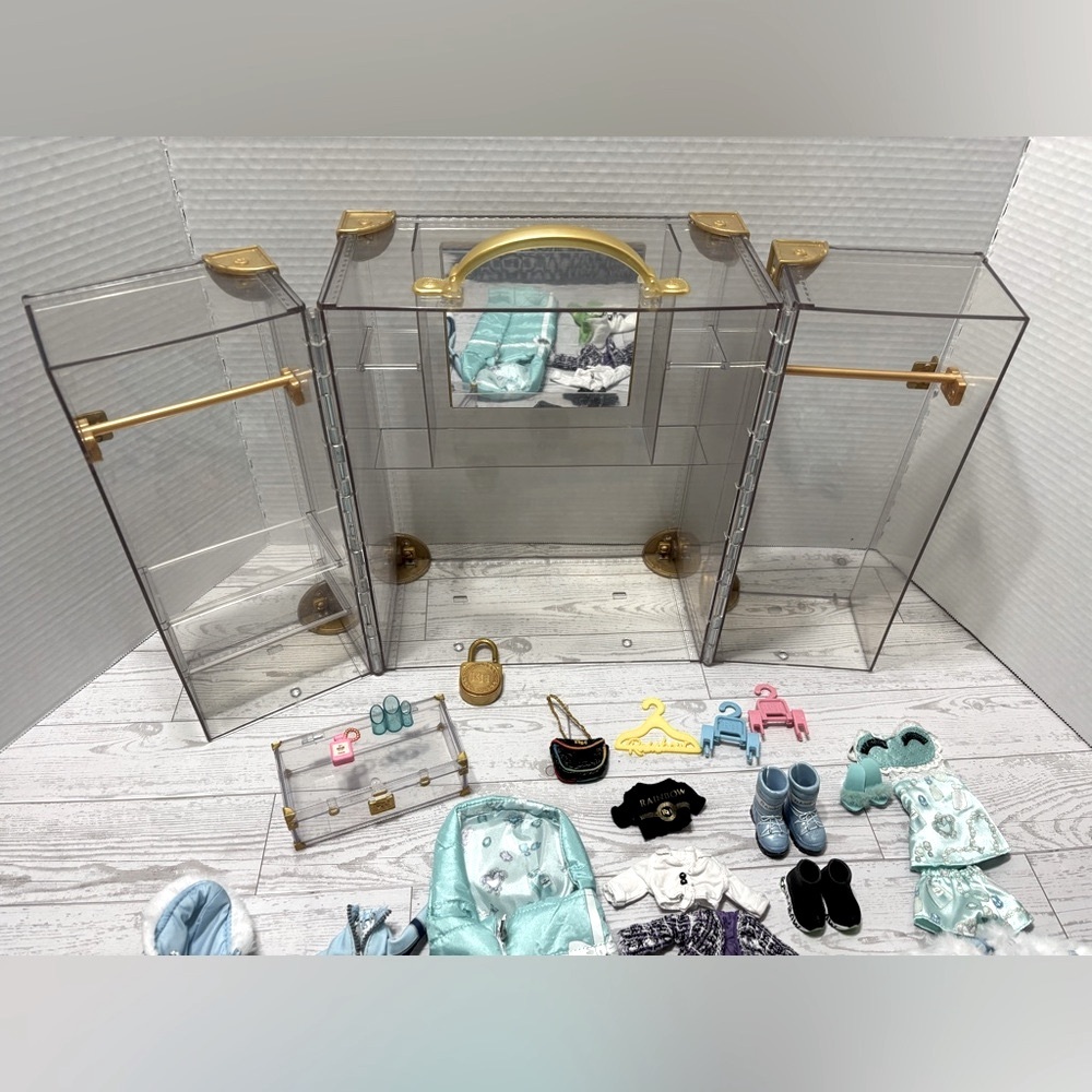 Rainbow High Fashion Dolls Closet with Clothes and Accessories - Picture 3 of 16